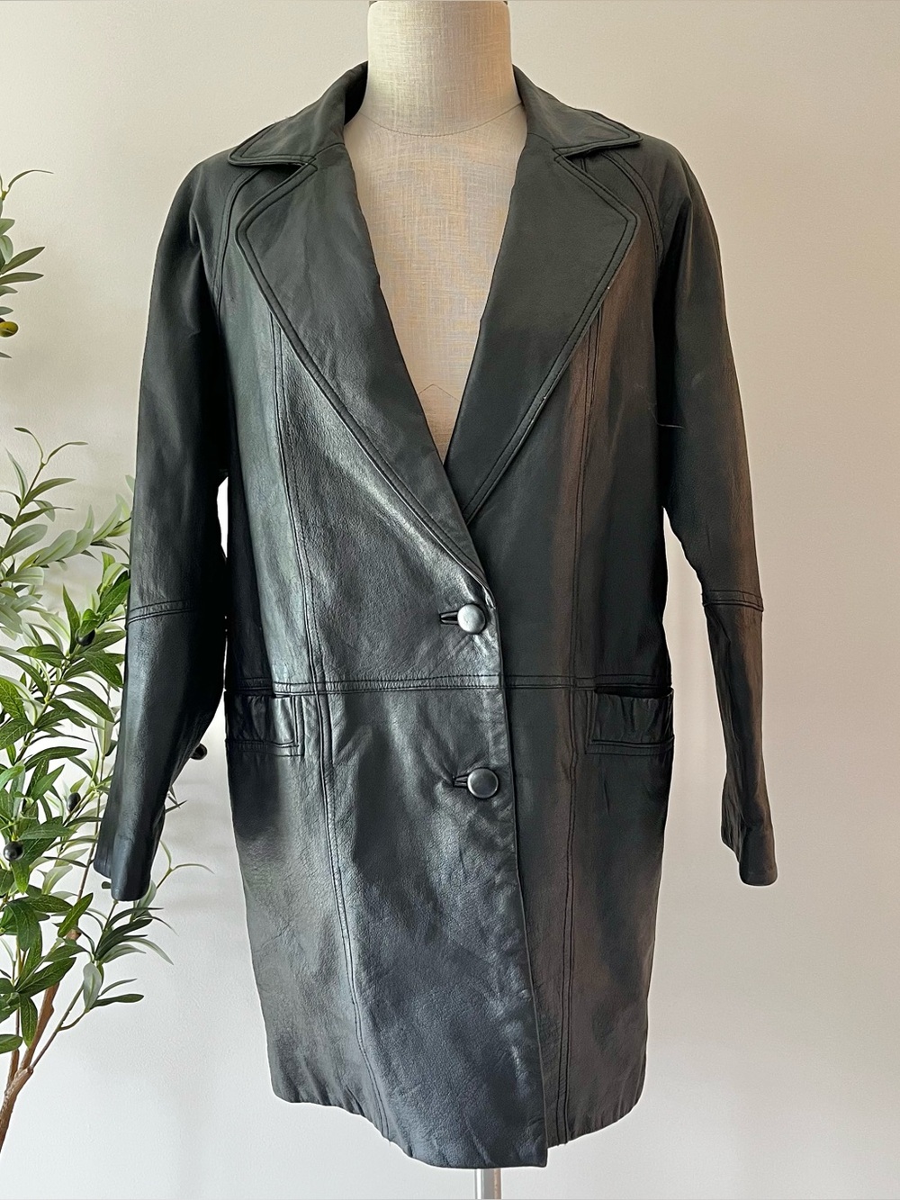 Vintage Black Leather Women's trench Coat - Timeless Lapel Design